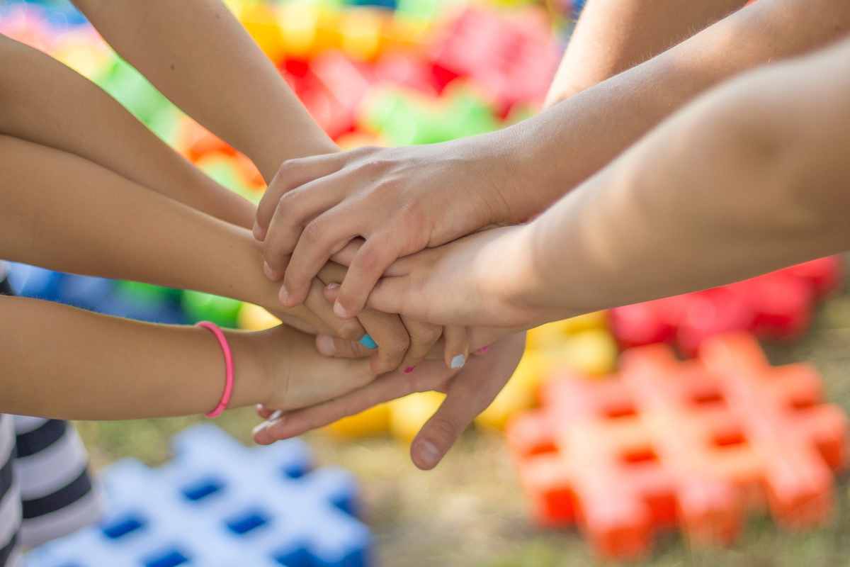 Família estudando junta em casa